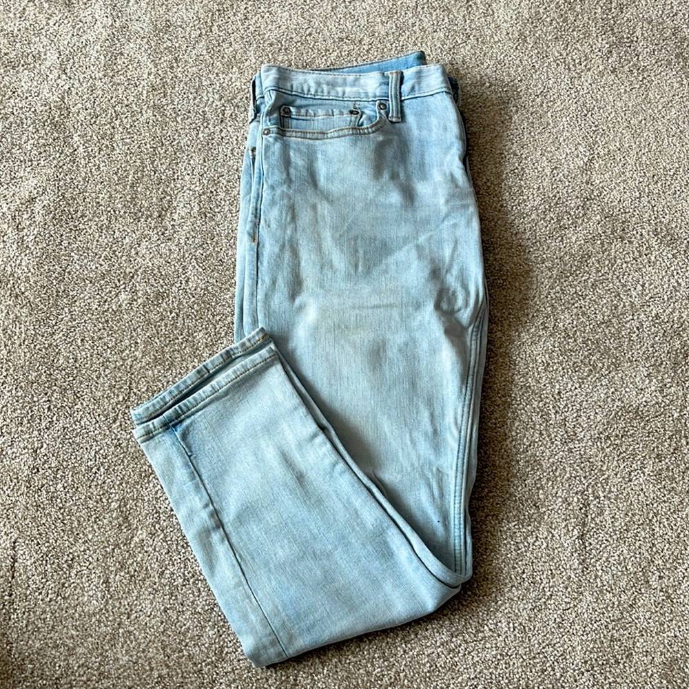 Old Navy, size 32x30 light wash blue jeans